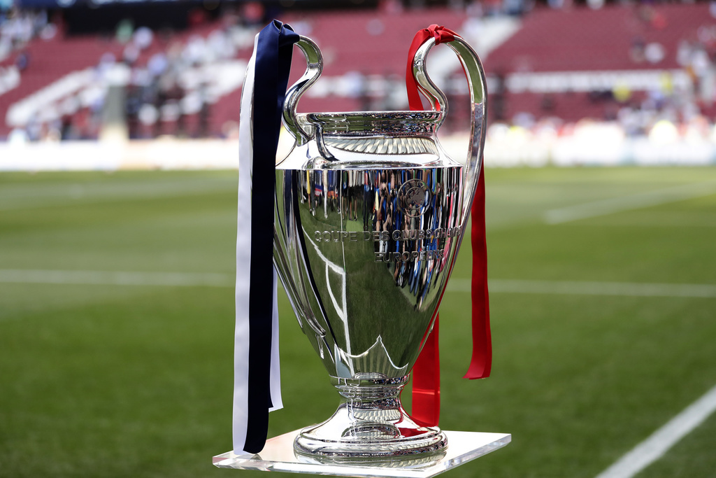 Le couronnement des équipes dans leurs championnats respectifs ainsi que dans les tournois européens (ici le trophée de la Champions League) est en suspens, jetant les clubs dans une incertitude qu'ils cherchent à maîtriser tant bien que mal.