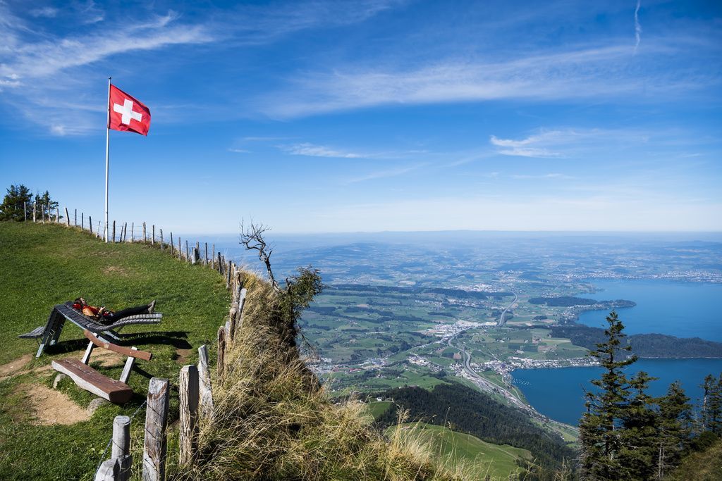 Même si les frontières s'ouvrent peu à peu,  les vacances en Suisse demeurent particulièrement attrayantes cet été. Ici une vue depuis le sommet du Rigi proche du lac des Quatre-Cantons.