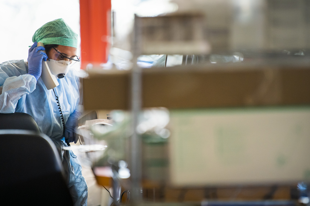 Medical personnel at work in the intensive care unit of the Sion hospital (Hopital de Sion) during the coronavirus disease (COVID-19) outbreak in Sion, Switzerland, Wednesday, April 1, 2020. (KEYSTONE/Jean-Christophe Bott)