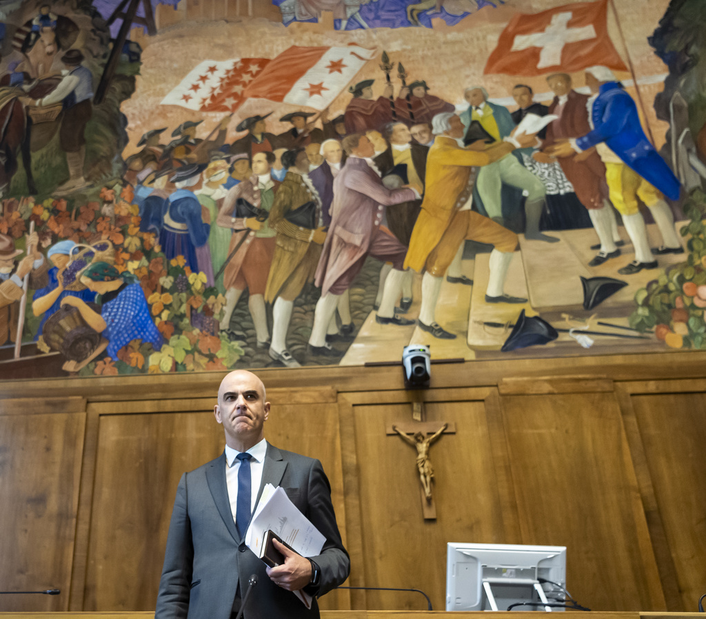 Sous la fameuse fresque de Bieler et à la place du président du gouvernement cantonal, le conseiller fédéral Alain Berset a donné une conférence de presse depuis la salle du Grand Conseil valaisan.