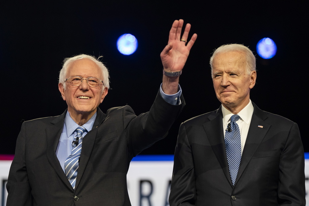 Bernie Sanders (gauche) appelle à battre Donald Trump, «le président le plus dangereux de l’histoire moderne».