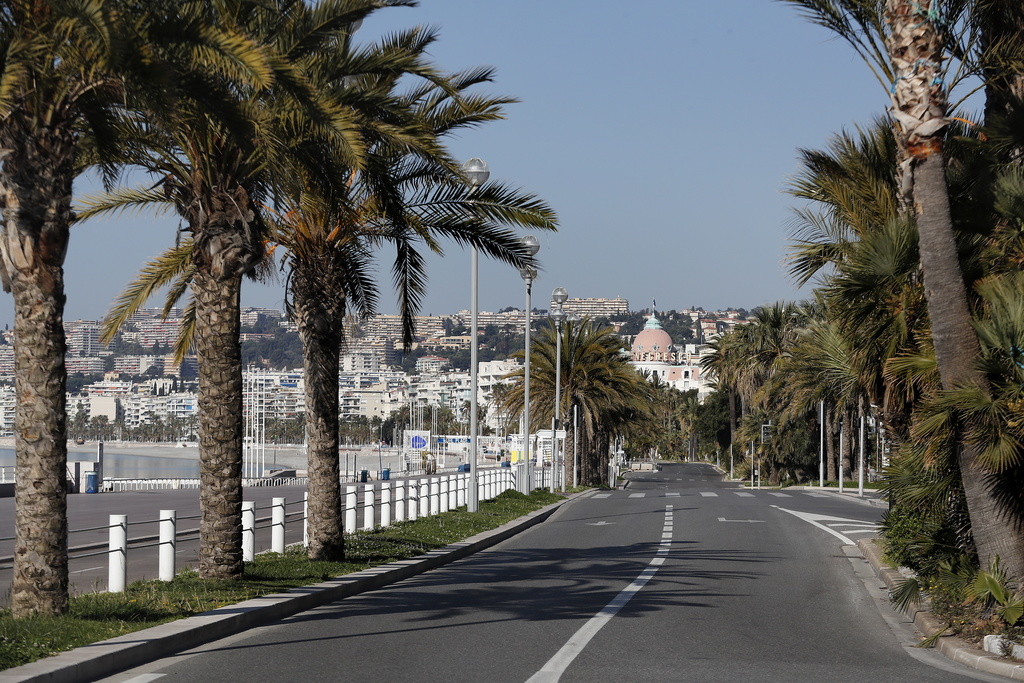 A Nice, la Promenade des Anglais est désertée.