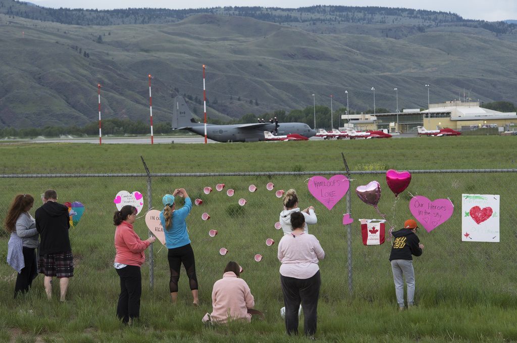 Un avion de la patrouille acrobatique de l'armée de l'air canadienne s'est écrasé dimanche en Colombie-Britannique.