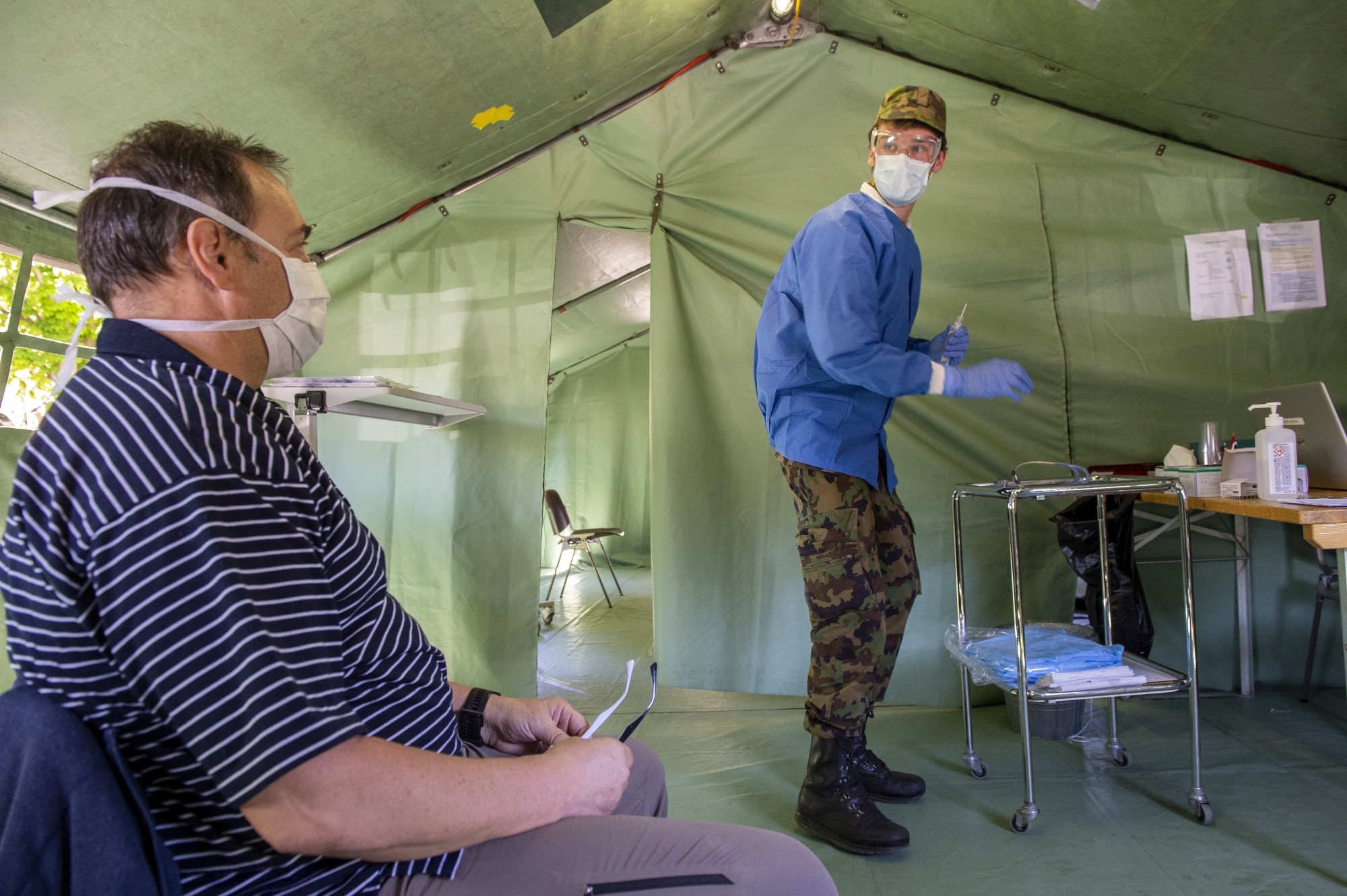 Les soldats sanitaires mobilisés dans le poste médical avancé de l'hôpital de Sion ont pour mission de trier tous les patients afin de décharger le service des urgences.