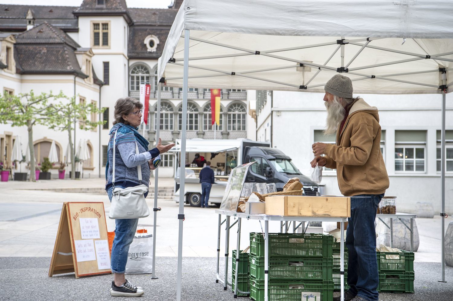 Le marché de Sierre a rouvert mardi matin avec seulement 3 stands et une grande distance entre eux.