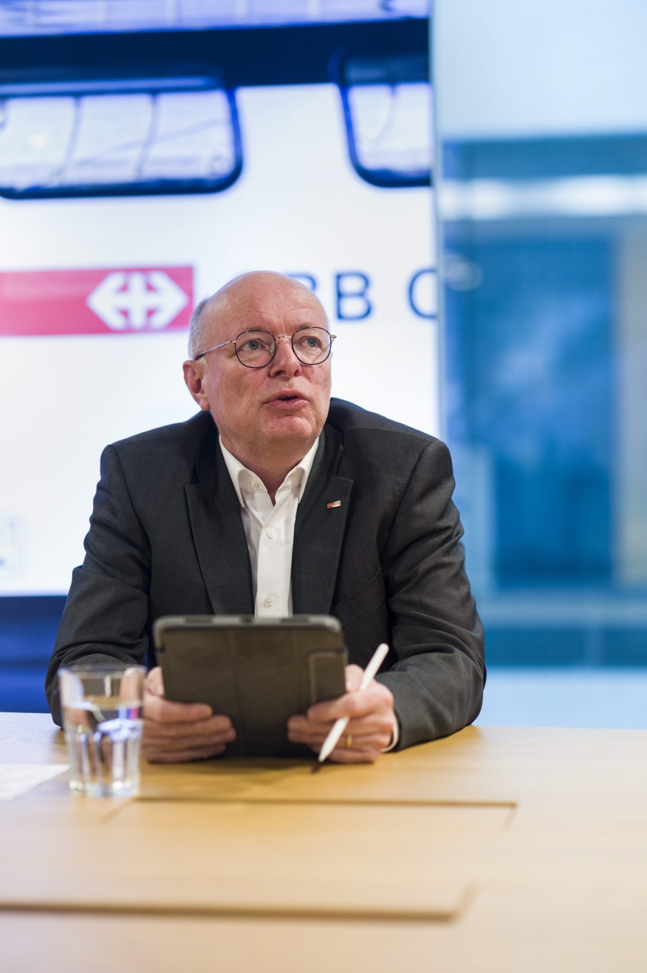 Der neue CEO der Bundesbahnen SBB, Vincent Ducrot, beantwortet an seinem ersten Arbeitstag an einer per Videolink uebertragenen Medienkonferenz Fragen der zugeschalteten Medienleute, am Mittwoch, 1. April 2020 im SBB Hauptsitz in Bern. (KEYSTONE/Alessandro della Valle) SCHWEIZ SBB CEO DUCROT VIDEOKONFERENZ