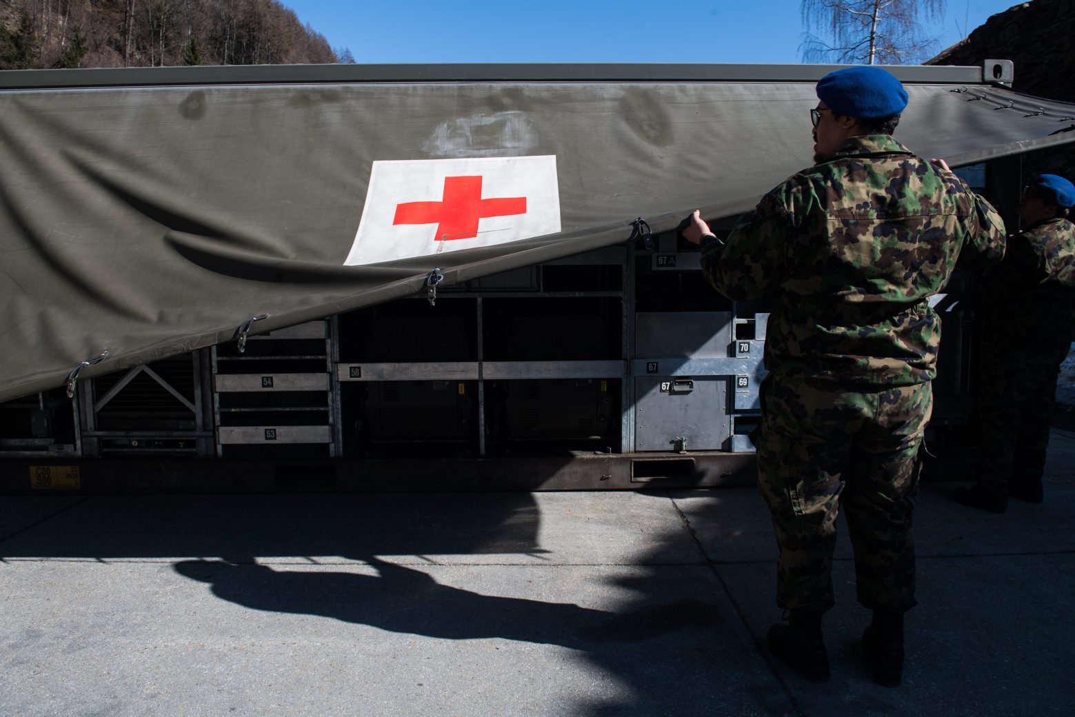 THEMENBILD - ARMEE SAGT WEGEN CORONAVIRUS WIEDERHOLUNGSKURSE WK AB --- Mobilisierung der Schweizer Armee f¸r den Coronavirus-Notfall am Dienstag, 17. Maerz 2020 in Ambri. Der Bundesrat bietet einen Grossteil aller Truppen auf, die innert Stunden verf¸gbar sind. Darunter alle vier Spitalbataillone. Das Schwergewicht liegt auf der Unterst¸tzung des zivilen Gesundheitswesens. (KEYSTONE/Ti-Press/Alessandro Crinari) SCHWEIZ CORONAVIRUS ARMEE