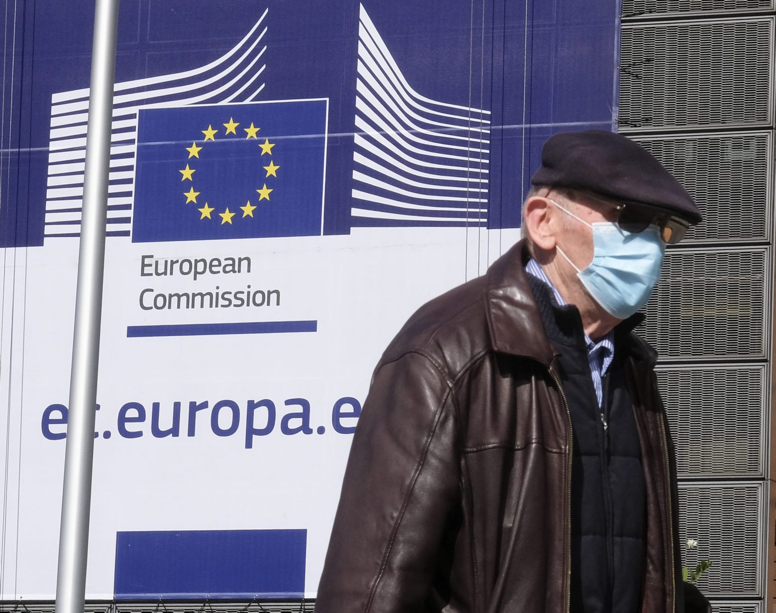 epa08347864 A pedestrians wth a face mask in front of the European Commission headquarters in Brussels, Belgium, 07 April 2020. In order to contain the spread of coronavirus, Belgium is implementing confinement guidelines for the public which is scheduled to be in place until 19 April 2020. Only supermarkets and essential trade will remain open.  EPA/OLIVIER HOSLET BELGIUM CORONAVIRUS PANDEMIC