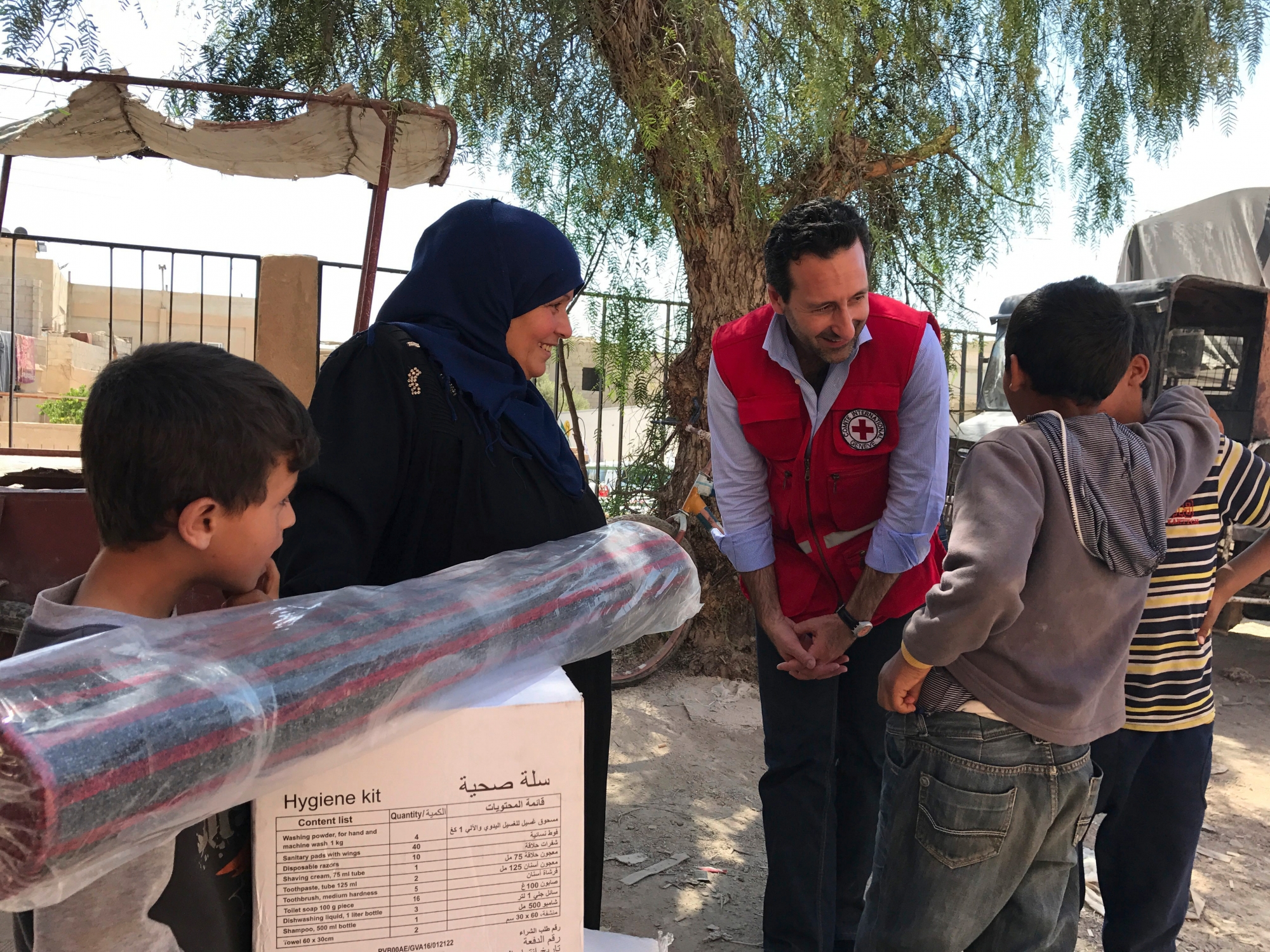 Rural Damascus, Dumayr. Robert Mardini, regional director of operations for the Near and Middle East, talks with children.
Damas-campagne, Dumair. Robert Mardini, directeur régional des opérations pour le Proche et Moyen-Orient, discute avec des enfants.   V-P-SY-E-00786.JPG