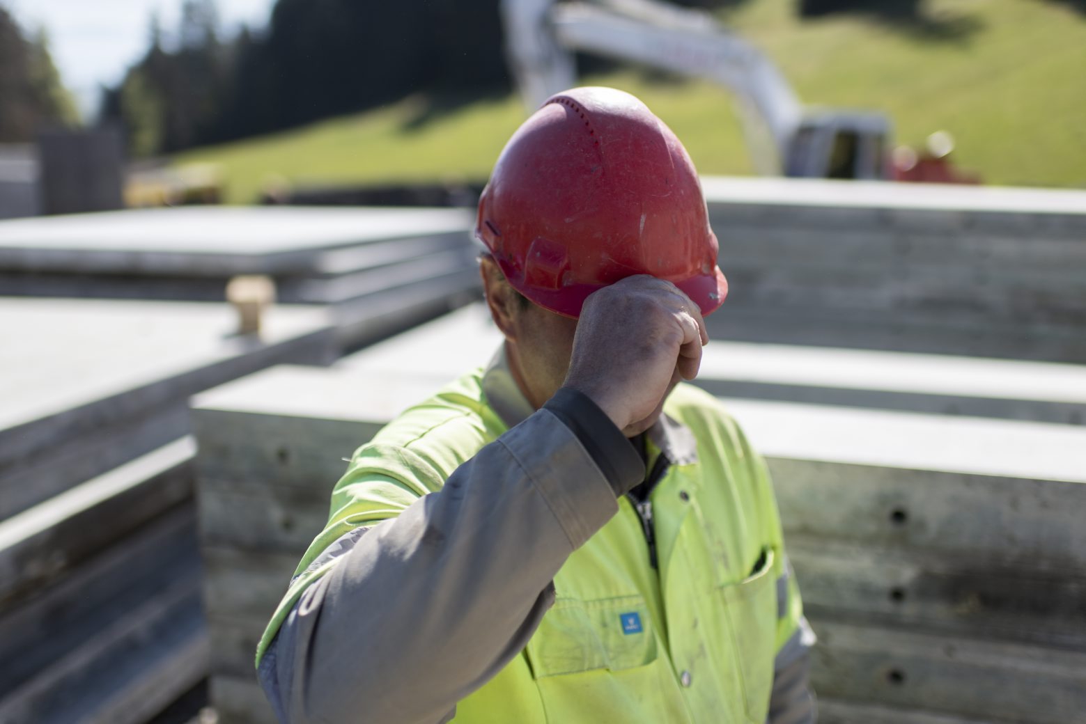 Ein Arbeiter auf der Baustelle der neuen 6er-Sesselbahn Oberdorf-Freienalp der Bergbahnen Wildhaus, aufgenommen am Donnerstag, 7. Mai 2020, in Wildhaus. Die Bergbahnen investieren trotz Corona-Krise 12 Millionen Franken in die neue Bahn, die im Oktober fahrbereit sein soll. (KEYSTONE/Gian Ehrenzeller) SCHWEIZ BERGBAHNEN WILDHAUS BAUSTELLE