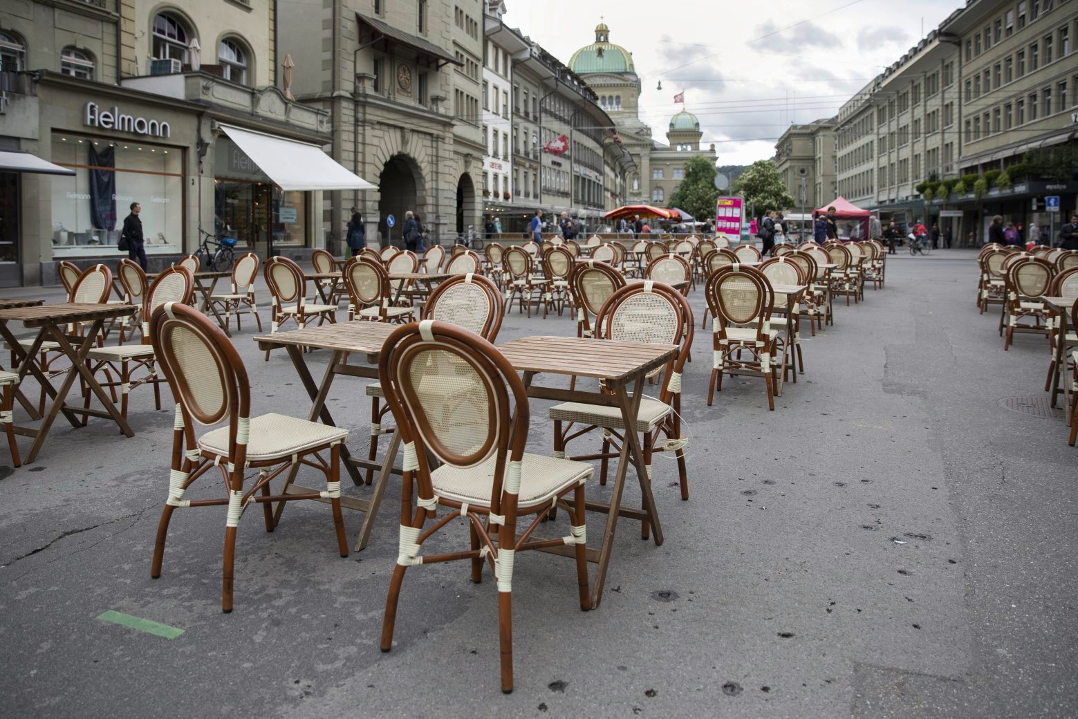 Leere Tische bei einem Restaurant auf dem Waisenhausplatz, am Montag, 11. Mai 2020 in Bern. (KEYSTONE/Peter Klaunzer) SCHWEIZ CORONAVIRUS BERN