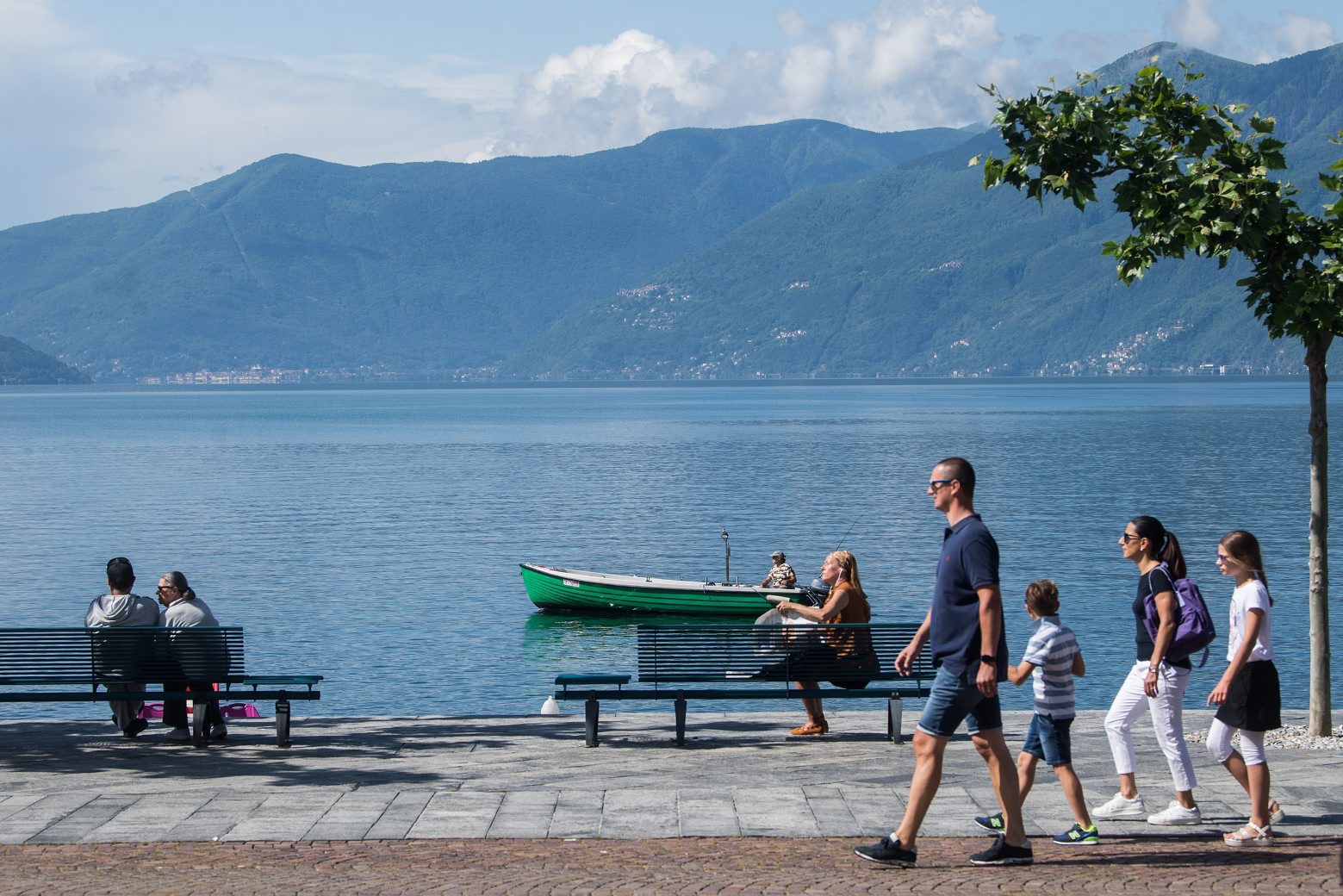 Einheimische und Touristen geniessen das schoene Wetter an der Uferpromenade in Ascona, am Sonntag, 17. Mai 2020. (KEYSTONE/Ti-Press/Samuel Golay) SCHWEIZ TESSIN CORONAVIRUS TOURISMUS