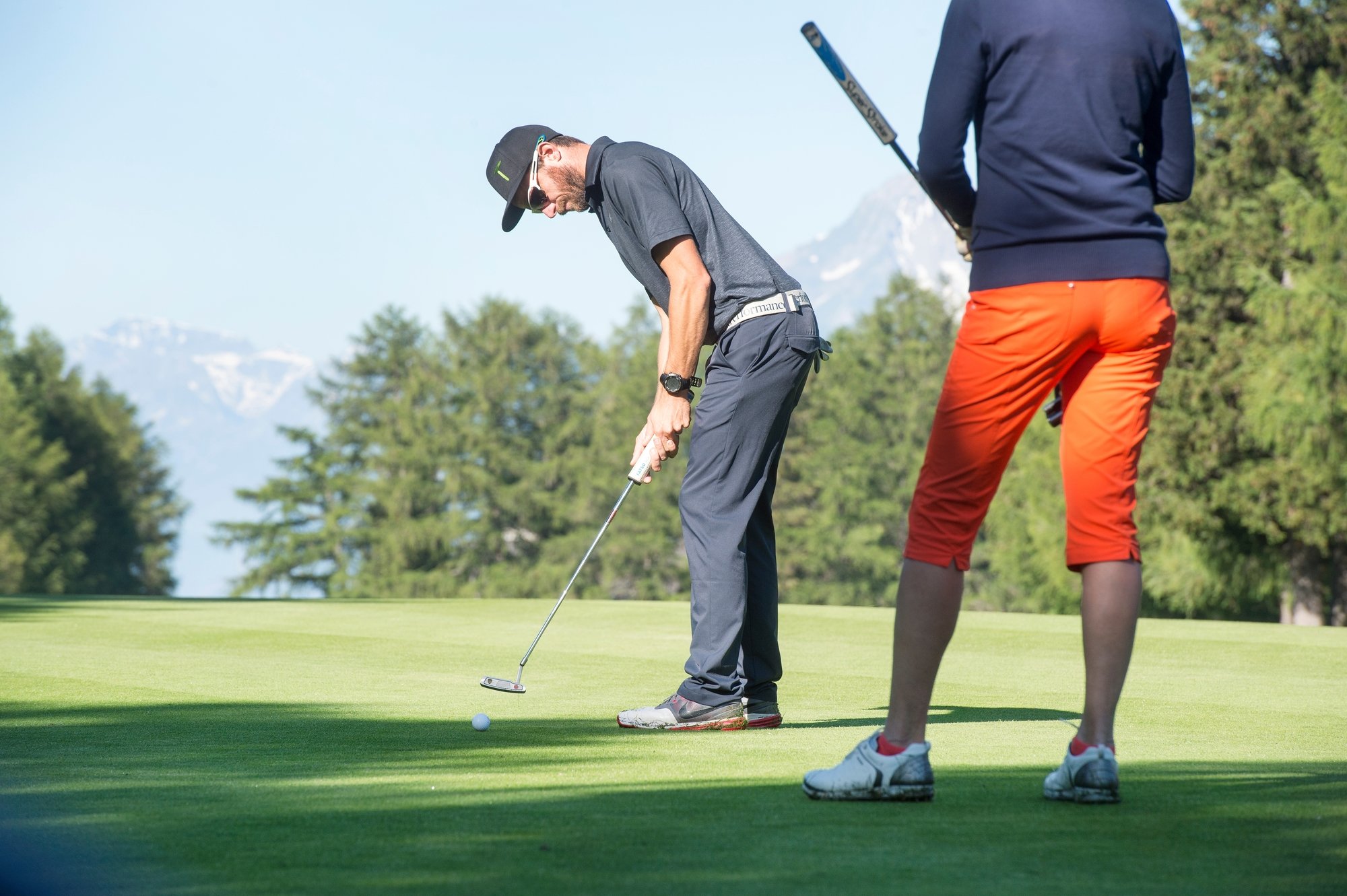 La pratique du golf, notamment, devrait pouvoir reprendre avant d'autres disciplines collectives.