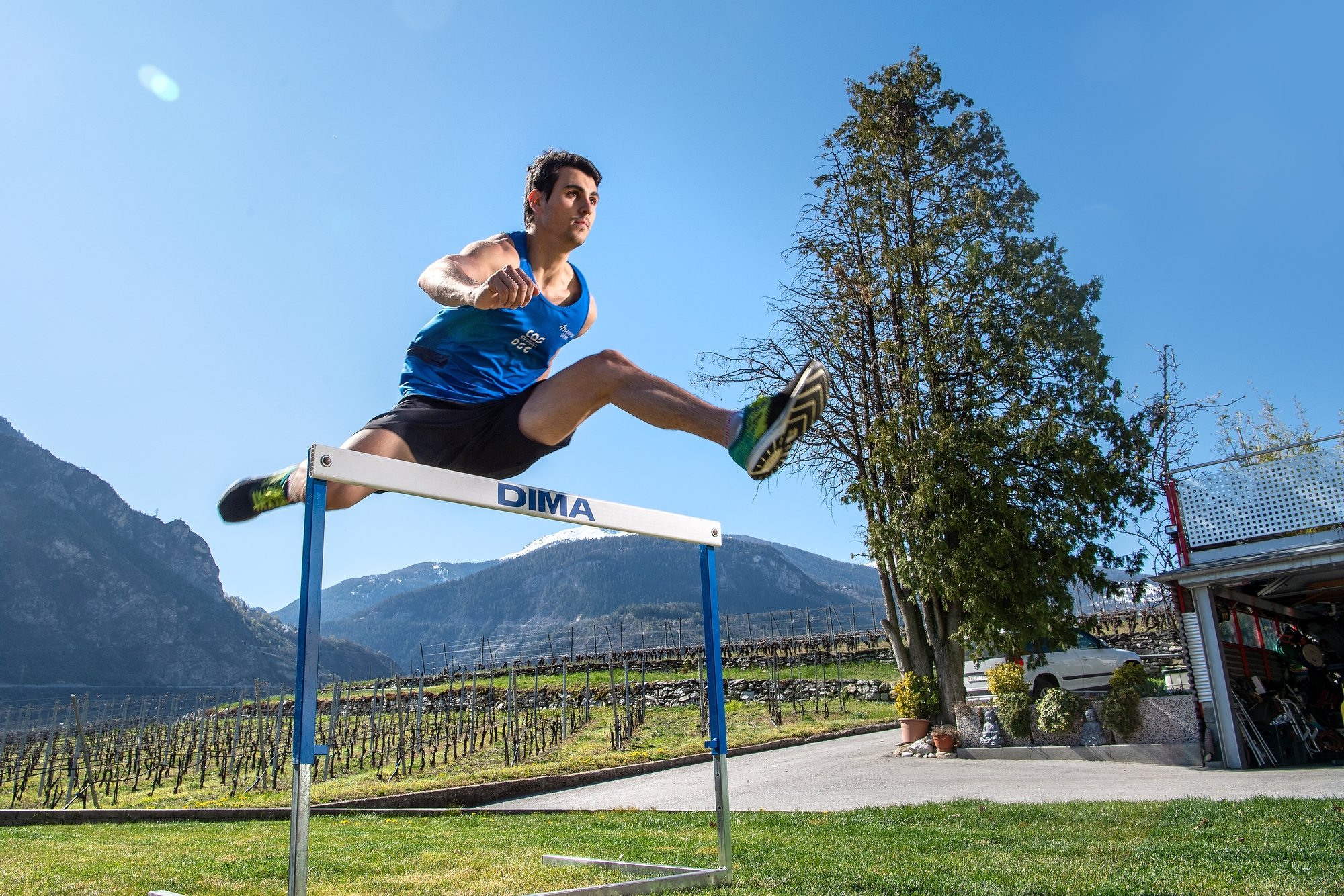 Julien Bonvin piaffe d'impatience de quitter son jardin et de retrouver la piste d'athlétisme.
