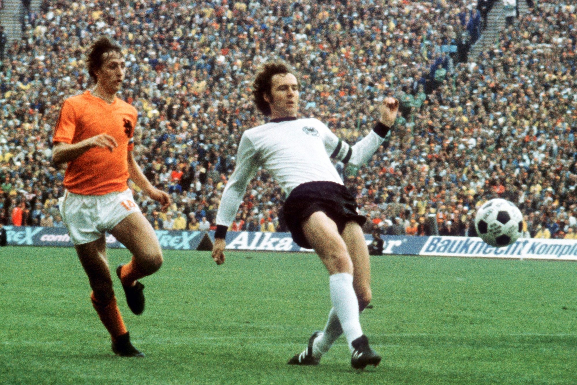 Franz Beckenbauer anticipe l'action de Johan Cruyff los de la finale de la coupe du monde 1974 à Munich.