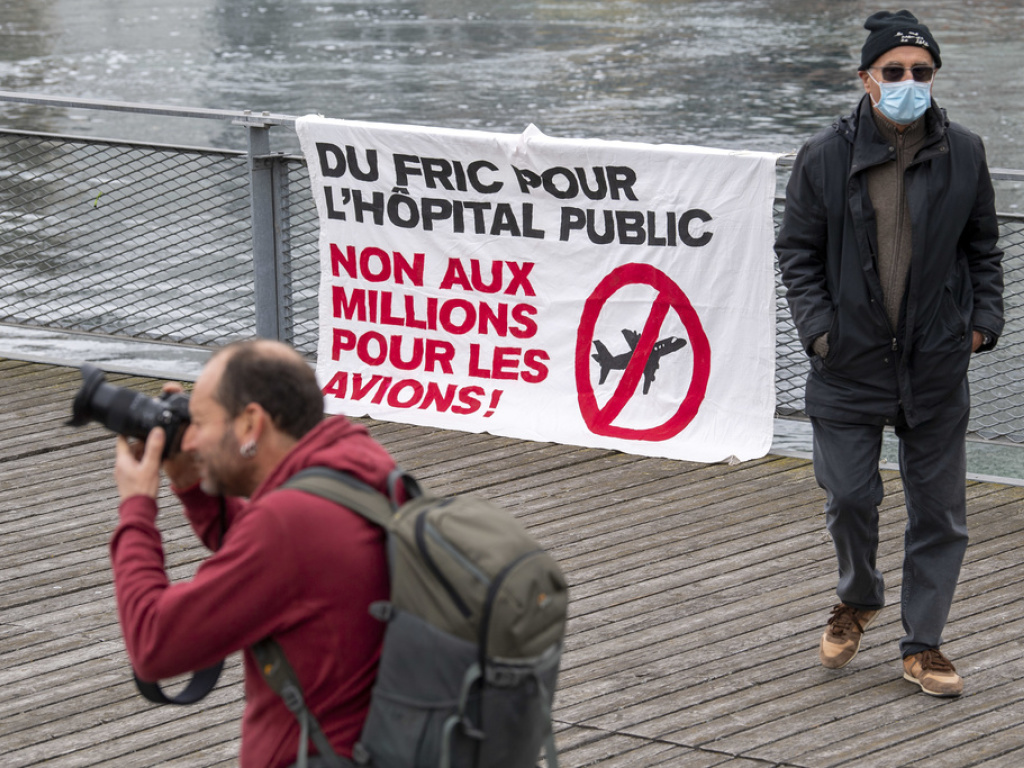 Les slogans, comme ici à Genève, ont essaimé  un peu partout dans plusieurs villes du pays à l'occasion de la journée Grève pour l'Avenir.