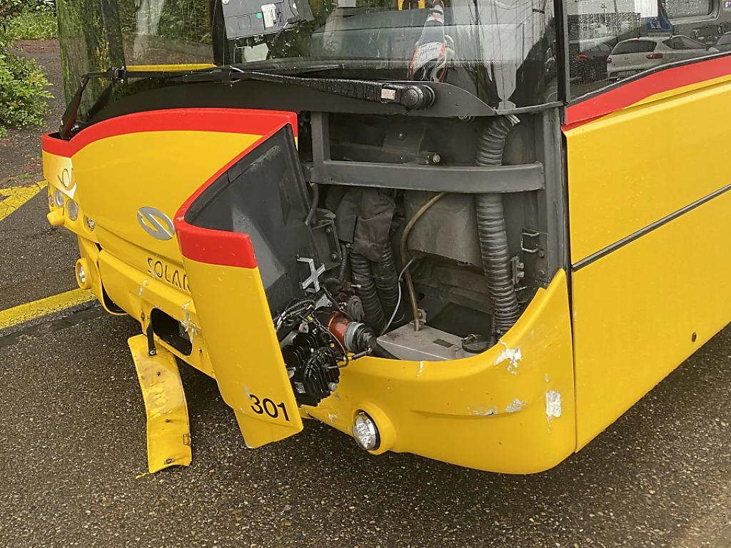 Pour une raison encore inconnue, un bus de ligne est entré en collision avec plusieurs véhicules et des murs de maisons vendredi matin entre Birri (AG) et Muri (AG).