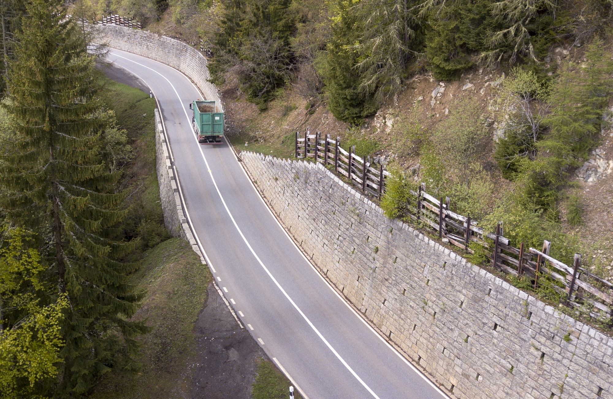 Les murs en granit bordent la route dans une belle unité de construction.