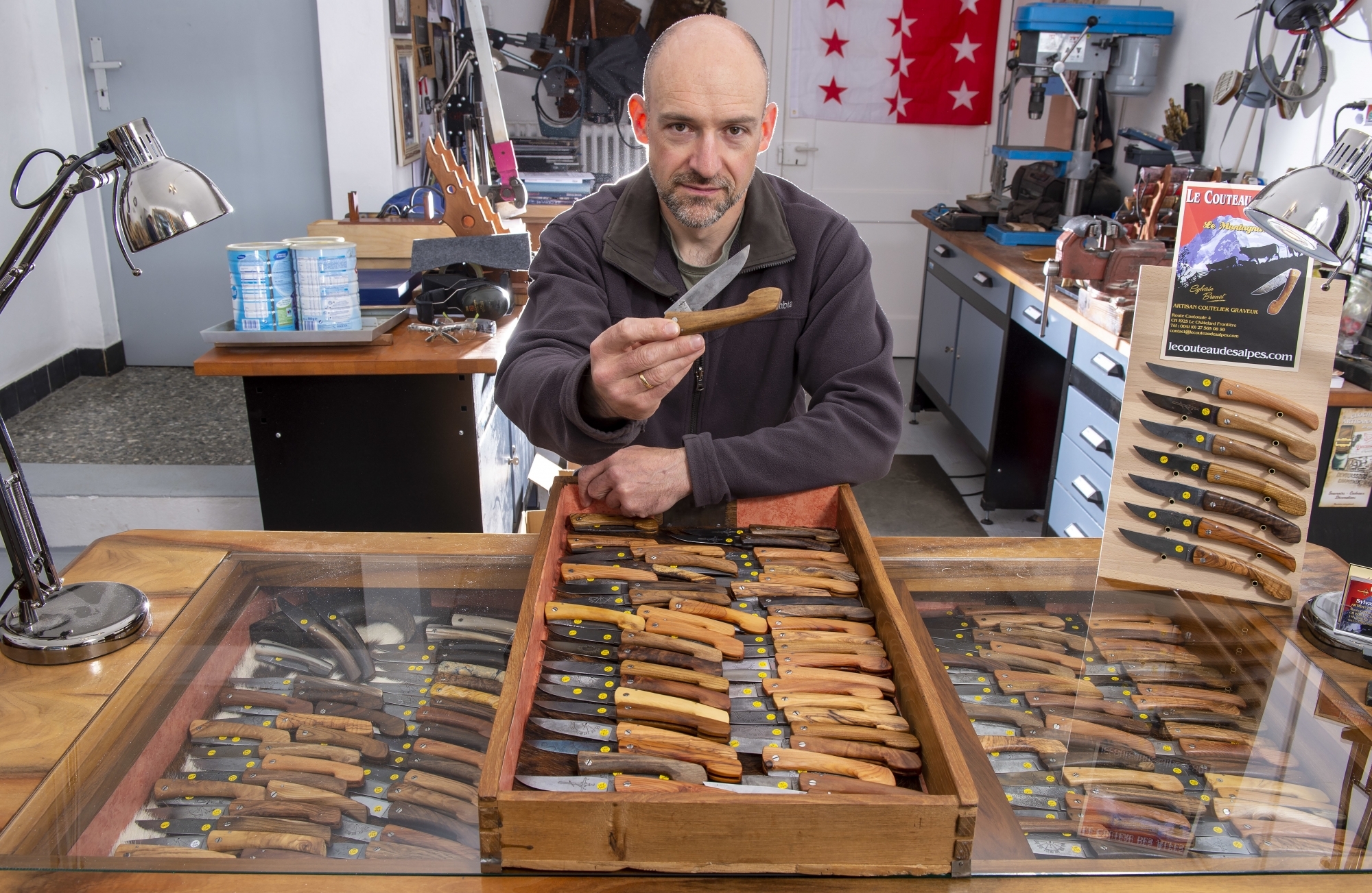 Même si son magasin est fermé en raison de la pandémie, Sylvain Brunet continue de fabriquer ses couteaux artisanaux dans son atelier à Châtelard-Frontière.