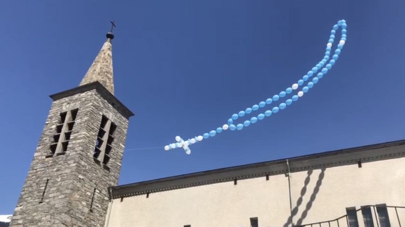 Le chapelet a flotté durant 3 jours sur l'église de Veyras.