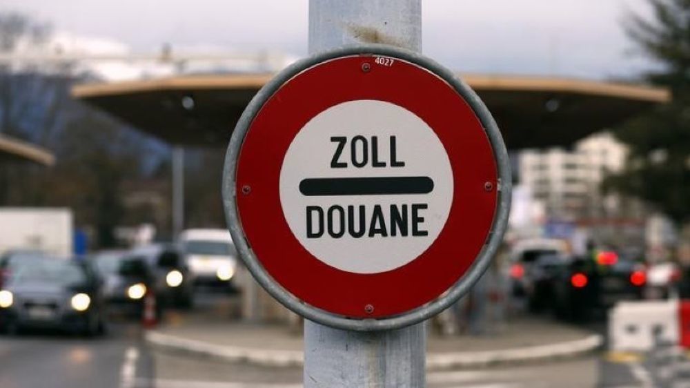 La liaison vers la France par la route de Morgins est interdite au transit touristique.