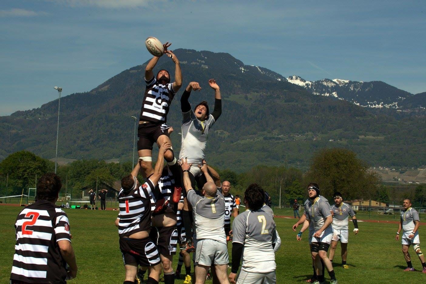 Les joueurs de l'Ovalie Chablaisienne Rugby Monthey disputent la touche lors d'une rencontre du premier tour.
