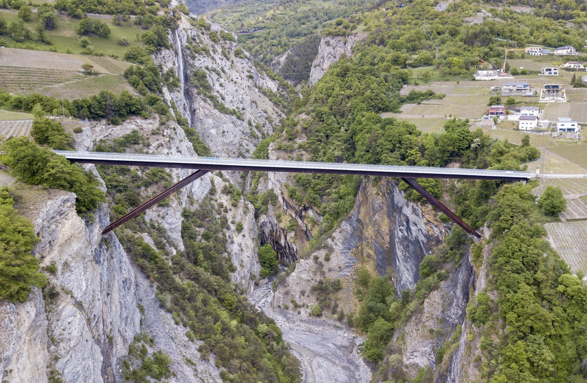 Le pont sur la Dala: une sobriété qui s'inscrit dans le paysage.