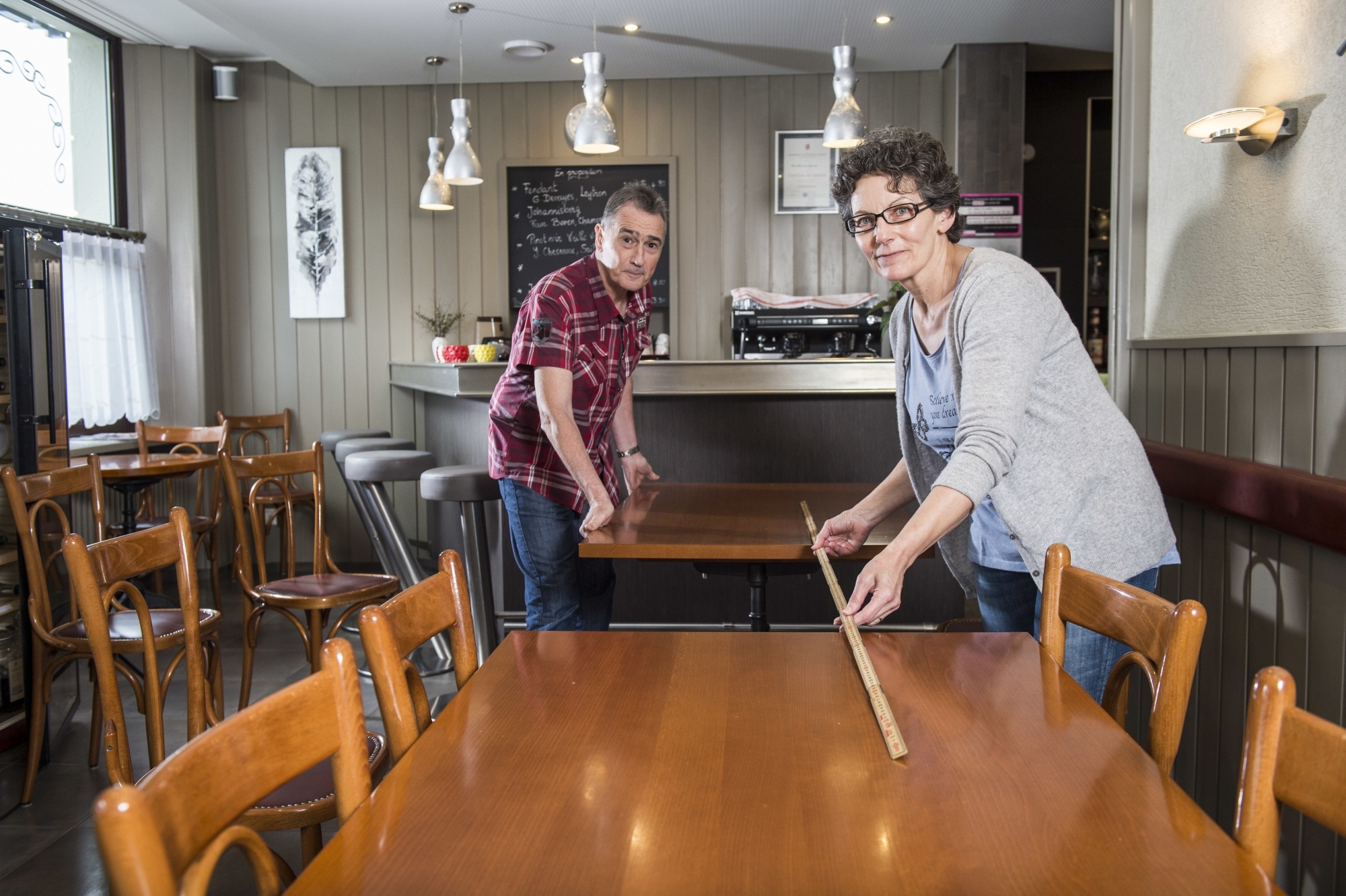 Comment les restaurants envisagent-ils la réouverture dès le 11 mai? Au Café-Restaurant de l'Etoile à Monthey, Philippe et Gertrude Schmitter préparent la disposition des tables en respectant la distance sanitaire de 2 mètres.