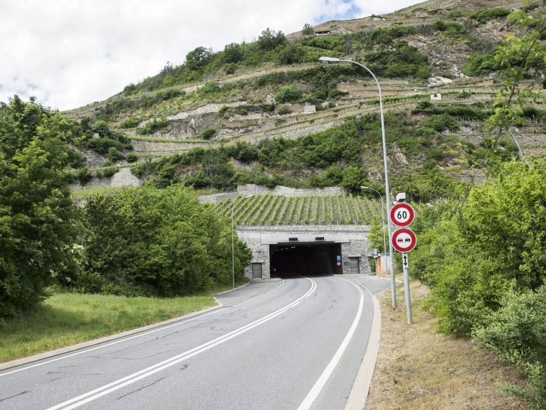 L'entrée du tunnel de Platta, bien intégrée dans le paysage.