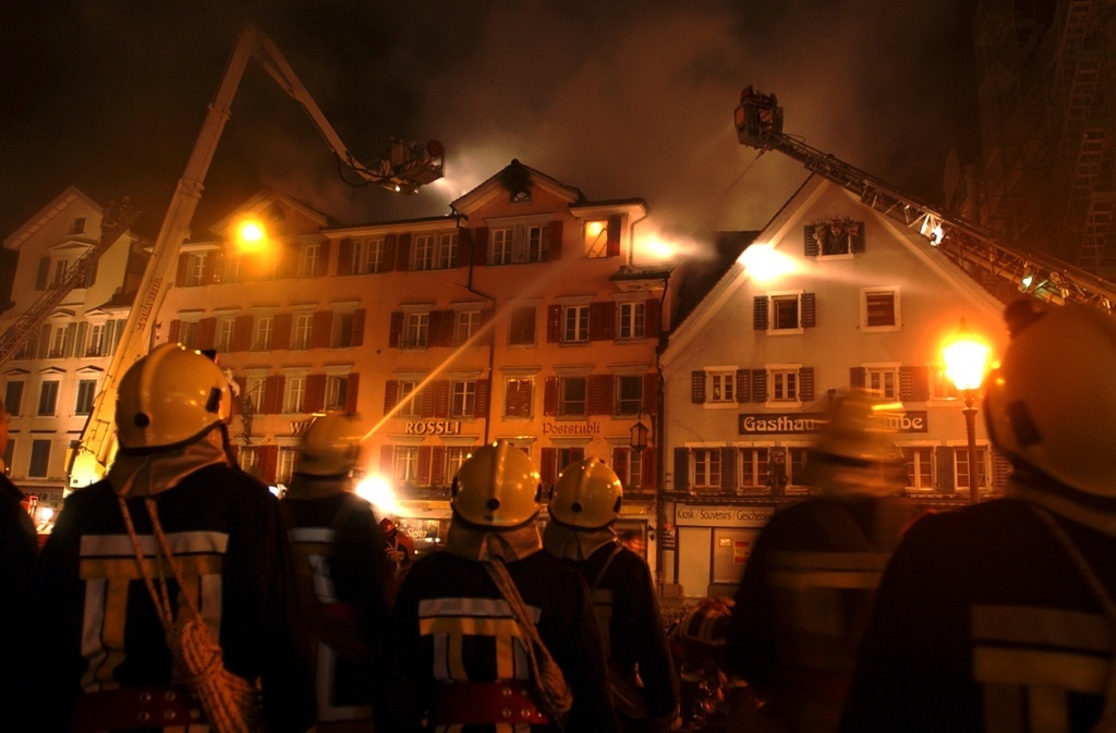 Deux personnes ont été hospitalisées à la suite de l'incendie. 