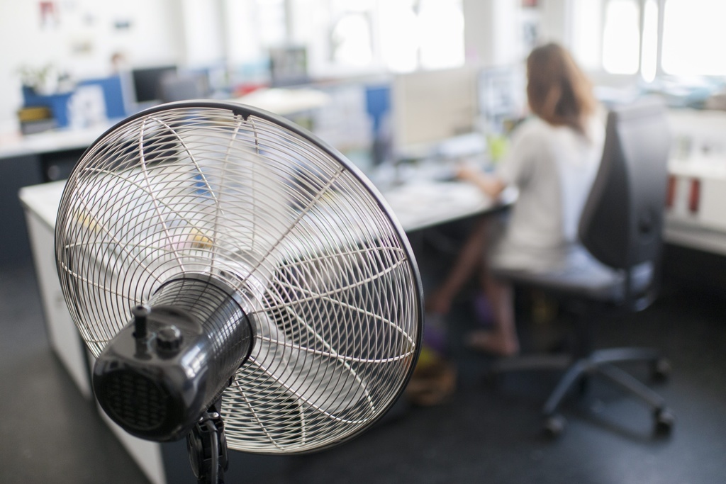 Les ventilateurs représentent un risque dans les espaces accueillant plusieurs personnes, comme les open-spaces. (illustration)