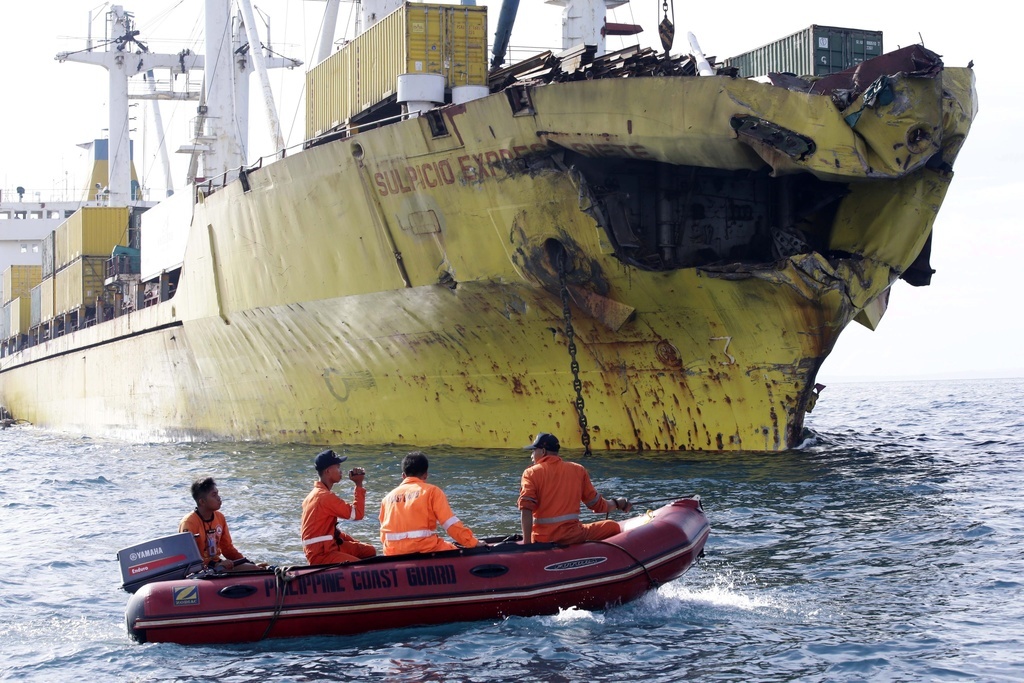 Les sauveteurs recherchent douze membres de l’équipage du bateau de pêche et deux passagers du cargo. (illustration)