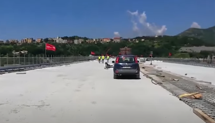 La traversée du pont a été filmée en accéléré.