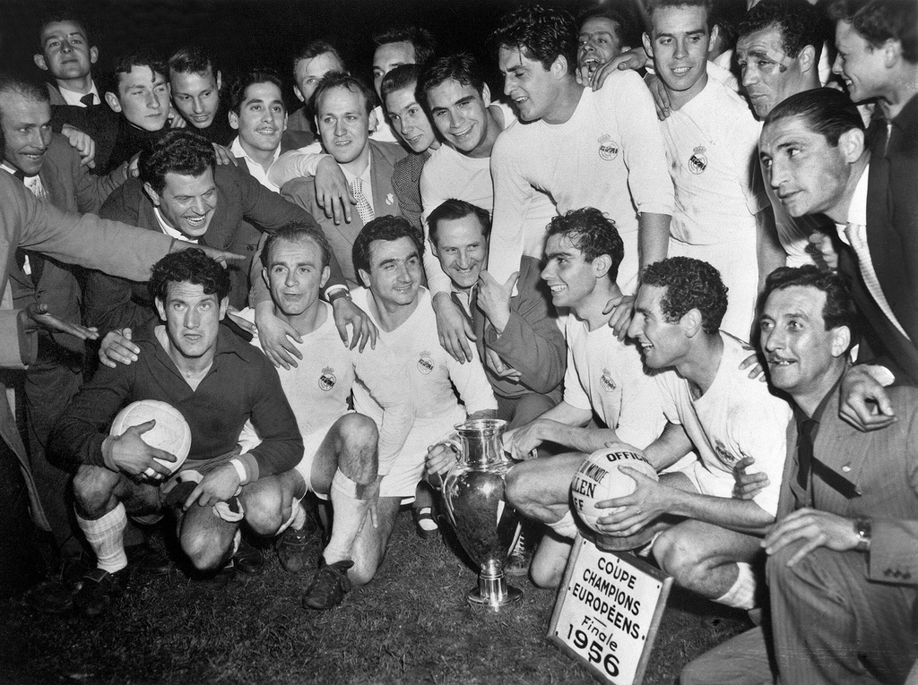 Les 40'000 spectateurs présents au Parc des Princes de Paris ce 13 juin 1956 ont vécu une finale d'anthologie entre le Real Madrid et le Stade de Reims. Les Espagnols se sont imposés 4 à 3 dans cette première édition de l'ancêtre de la Champions League.