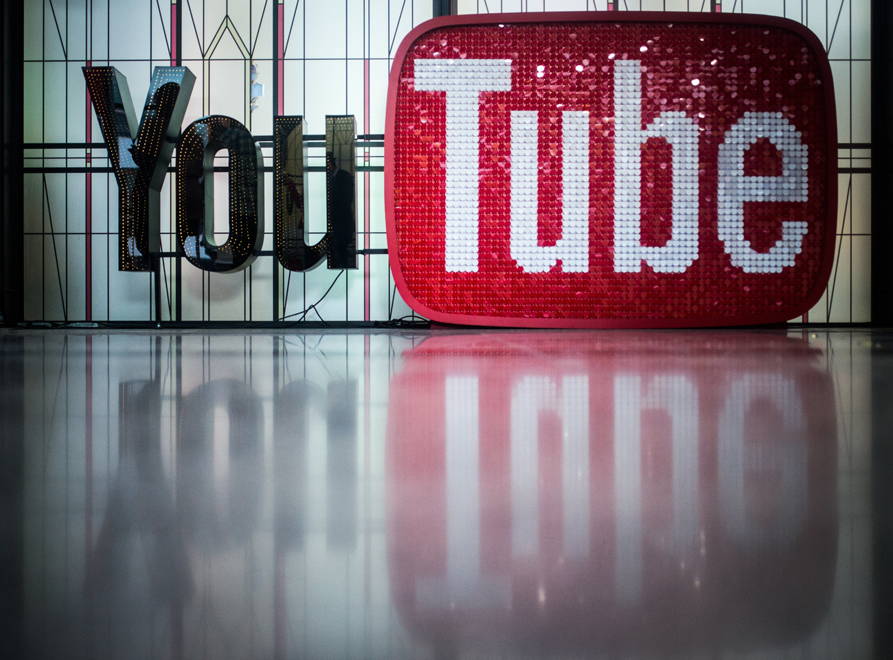 YouTube a supprimé des chaînes suprémacistes pour avoir enfreint "de façon répétée" ses règles. 