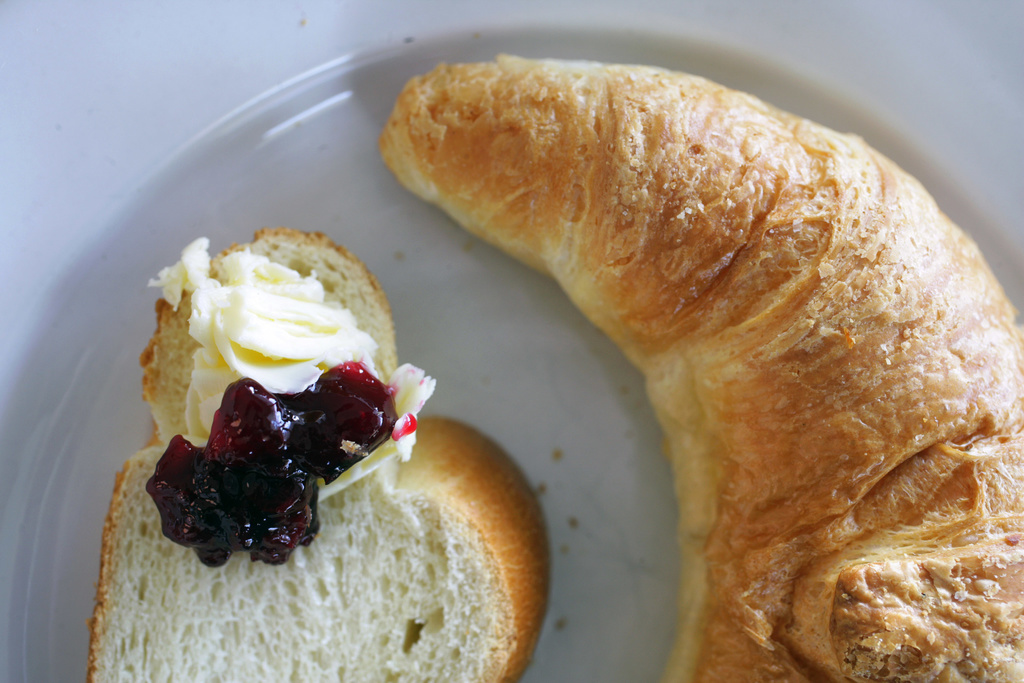 Le croissant reste une des viennoiseries préférées des Français à l'heure du déjeuner. On ne peut le travestir en burger!