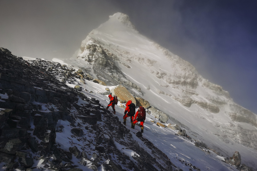 La hauteur exacte de l'Everest, dont le sommet est situé à cheval sur le Népal et la Chine, fait débat malgré plusieurs campagnes de mesure ces dernières décennies.