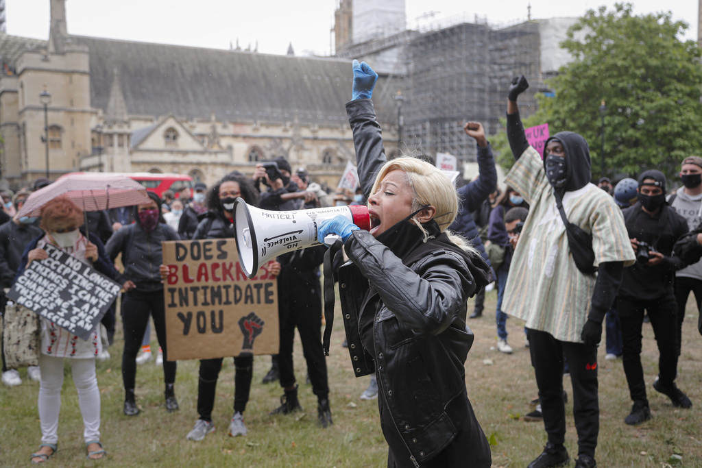 A Londres, les manifestants ont fait fi des mesures sanitaires afin de manifester contre le racisme.