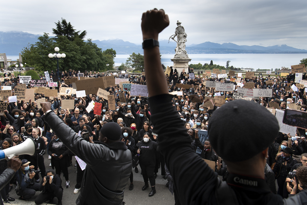 Les participants ont protesté contre la discrimination et la violence policière contre les personnes de couleur.