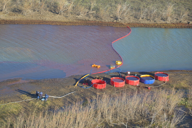 Le 29 mai, 21'000 tonnes de carburant contenu dans le réservoir d'une centrale thermique se sont déversées dans la rivière Ambarnaïa et les terrains alentour.