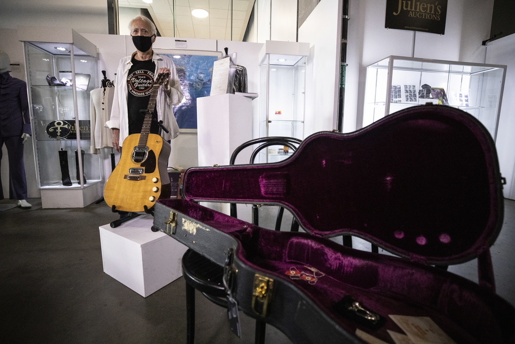 La guitare était vendue avec son étui, personnalisé par Kurt Cobain, ainsi que trois tickets de consigne à bagages. 