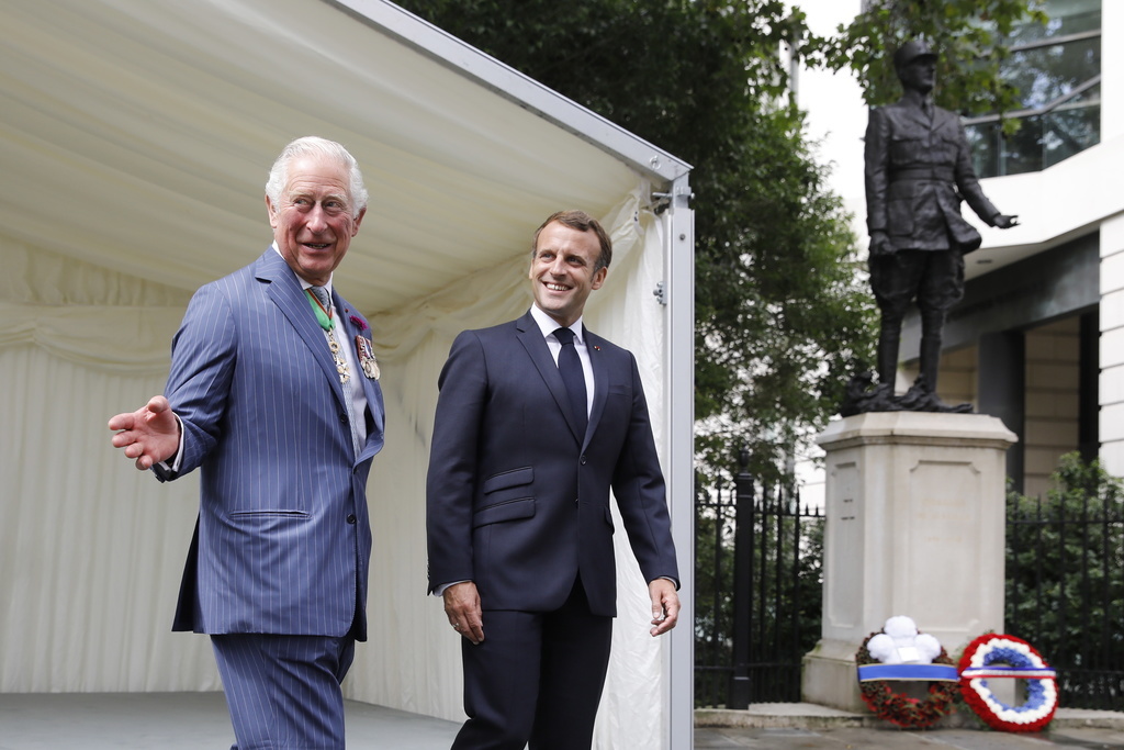 Le prince Charles et Emmanuel Macron ont déposé des gerbes devant la statue de l'ancien président français Charles de Gaulle, à Carlton Gardens, dans le centre de Londres.