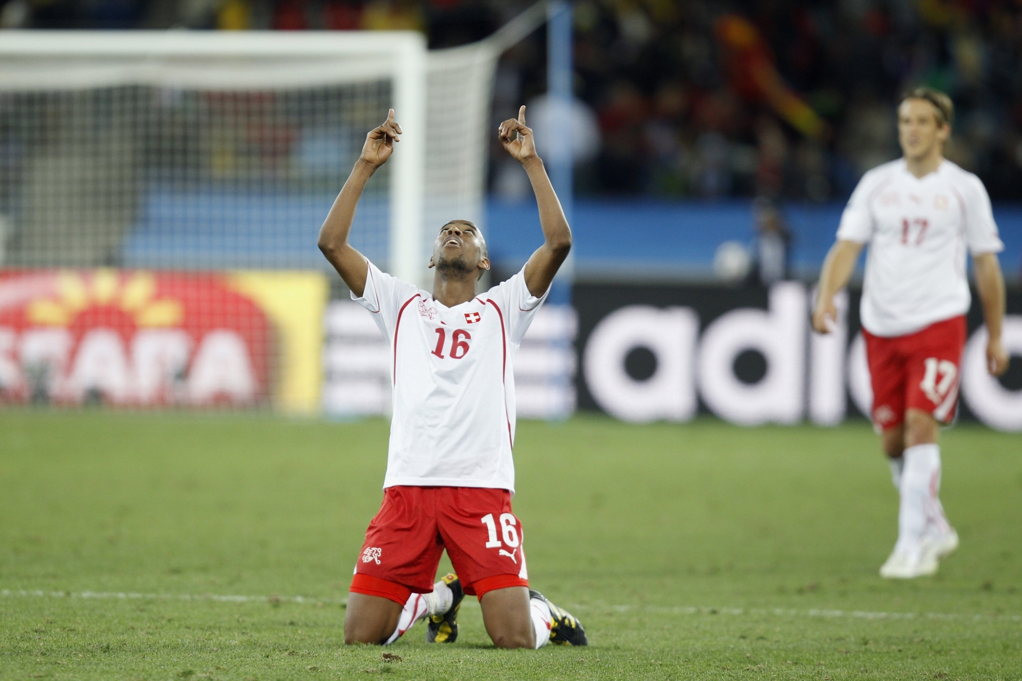 Gelson Fernandes lève les bras au ciel après la victoire de la Suisse contre l'Espagne lors de la phase finale de la Coupe du monde 2010.
