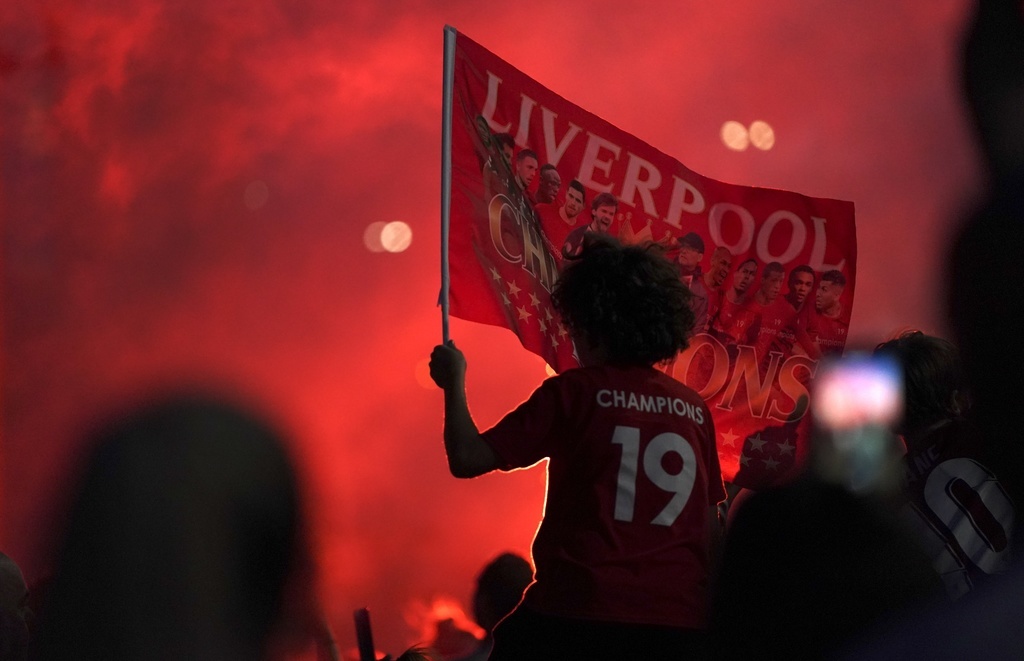 Les fans de Liverpool ont fêté durant la nuit devant Anfield Road.