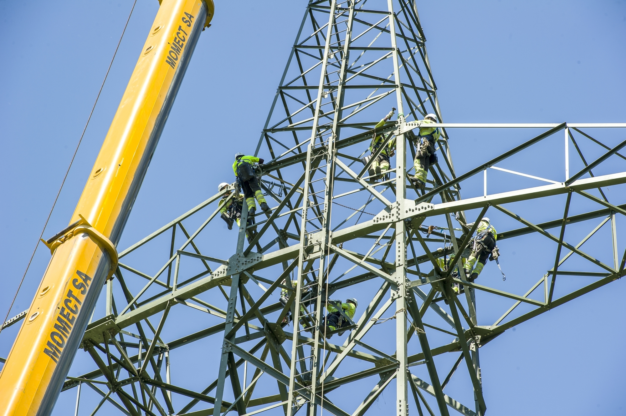 Le pylône a pu être monté grâce à une grue mobile.