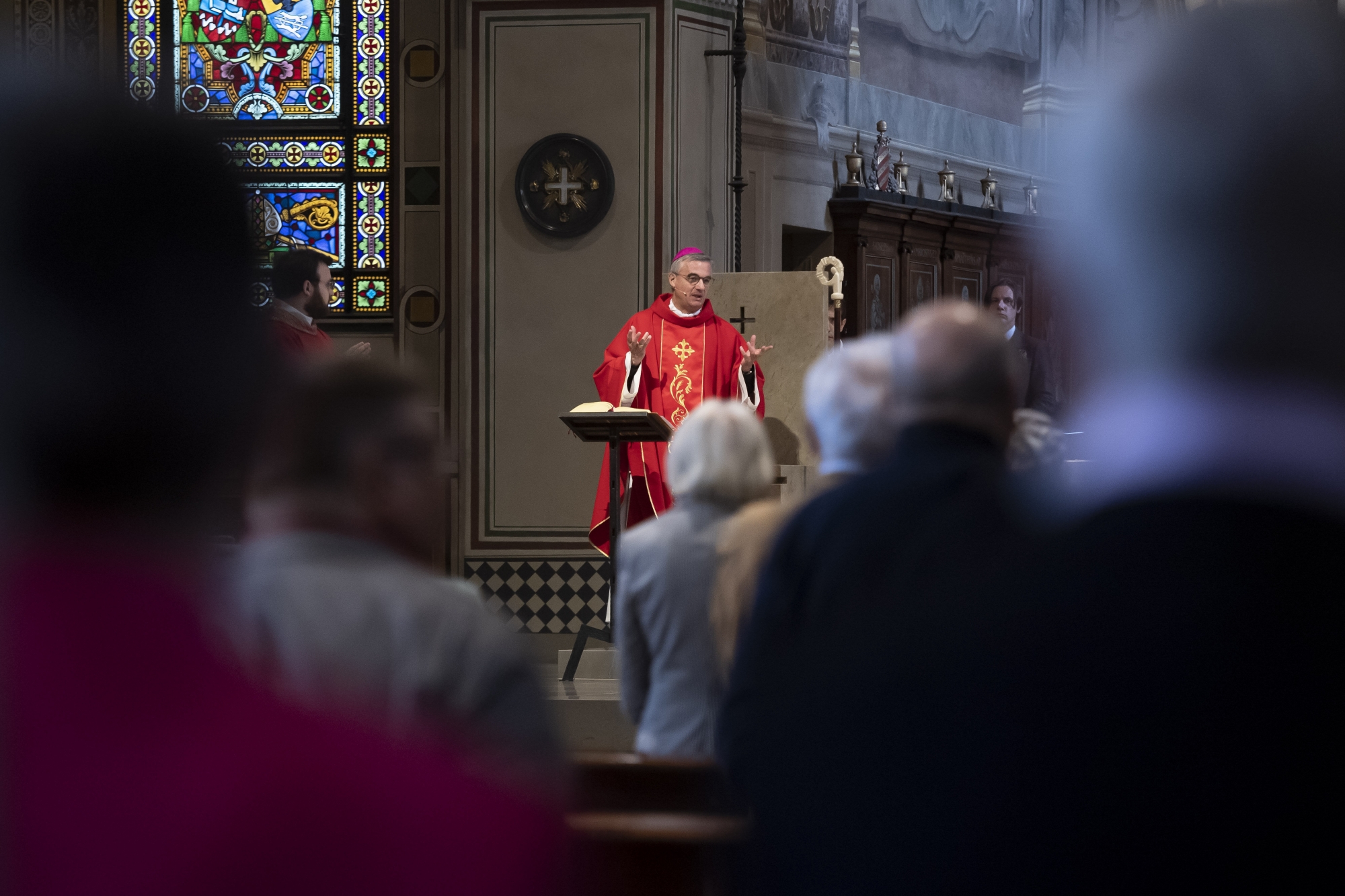 Bischof Valerio Lazzeri feiert die Pfingstmesse, am Sonntag, 31. Mai 2020, in Lugano. Knapp 80 Glaeubige nahmen am Gottesdienst teil. (KEYSTONE/Ti-Press/Pablo Gianinazzi)
ArcInfo