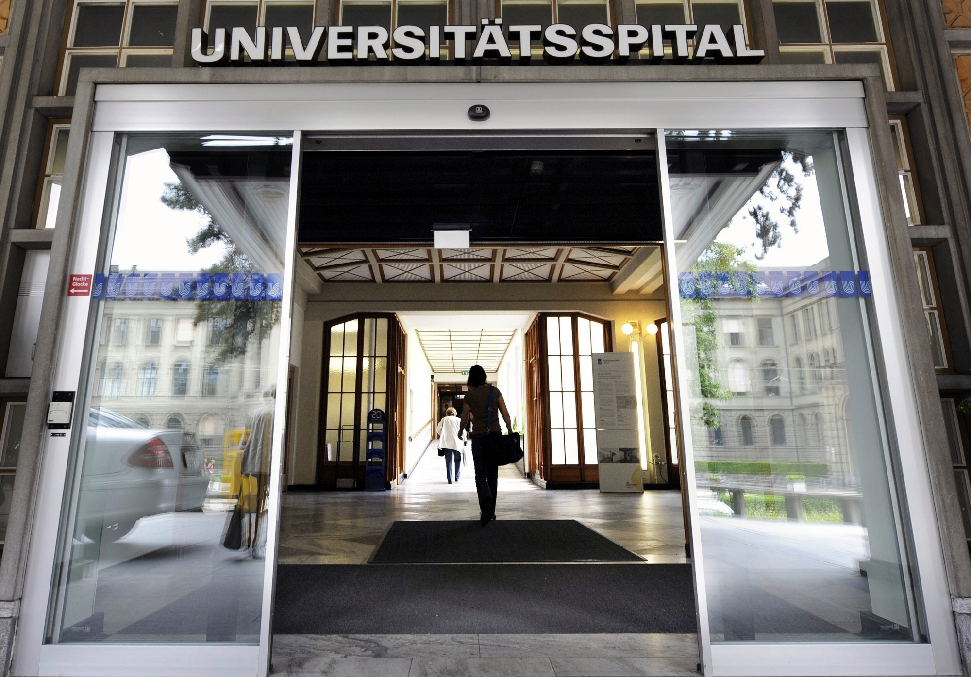 Haupteingang des Universitaetsspital Zuerich USZ in Zuerich am Mittwoch, 26. Mai 2010. (KEYSTONE/Walter Bieri)
ArcInfo