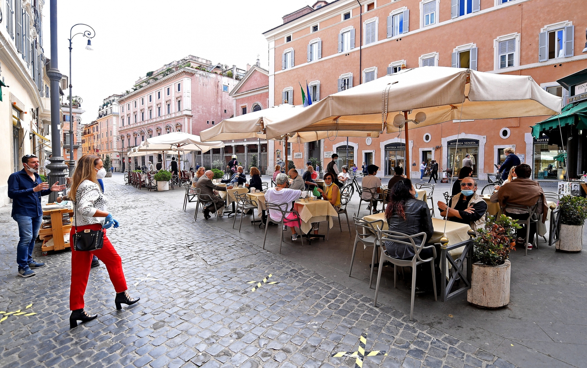 epa08431846 Guests on the tables enjoy a bar in Rome, Italy, 19 May 2020.  Italy is gradually easing lockdown measures implemented to stem the spread of the SARS-CoV-2 coronavirus that causes the COVID-19 disease.  EPA/ETTORE FERRARI
ArcInfo