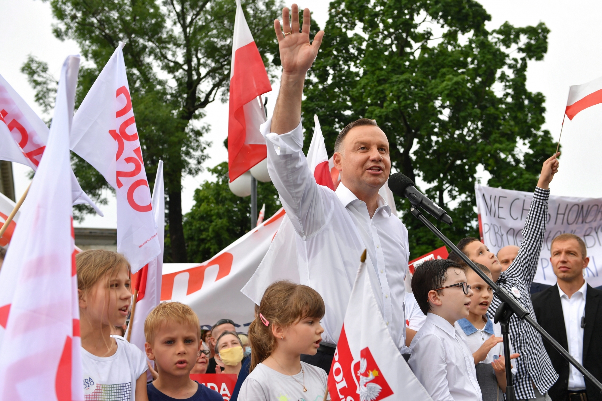 epa08508666 President Andrzej Duda (C) during a meeting with residents in Radom, Poland, 25 June 2020. Poland will hold its presidential election on 28 June 2020. Poles will be able to vote in polling stations with adherence to a strict sanitary regime, or by postal vote.  EPA/WOJTEK JARGILO POLAND OUT
ArcInfo