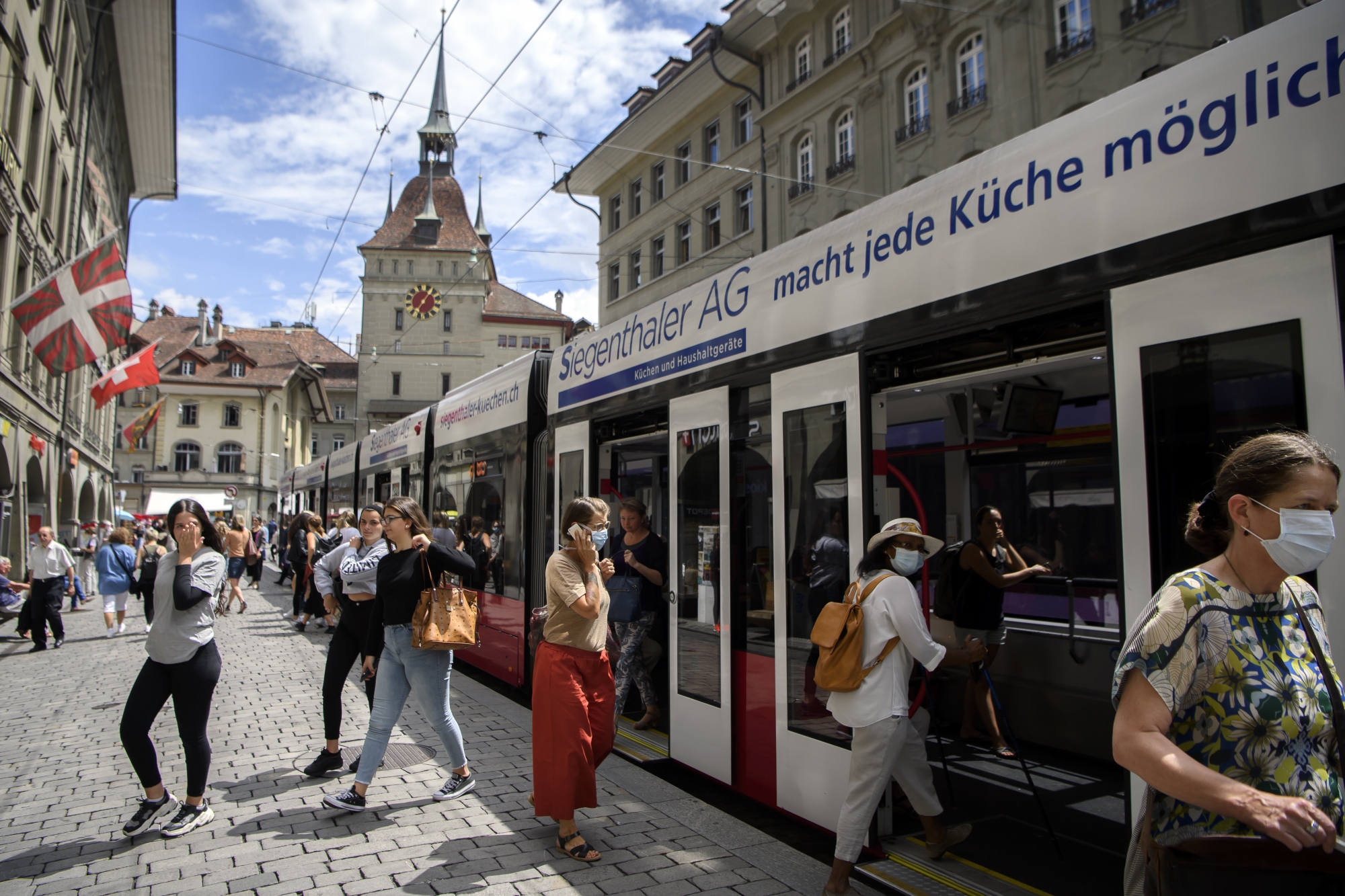 Passagiere mit und ohne Schutzmaske beim Ein- und Aussteigen in ein Tram, am Donnerstag, 2. Juli 2020 in Bern. (KEYSTONE/Anthony Anex)
ArcInfo